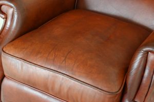 grote robuuste gebruikte oorfauteuil in old cowhide