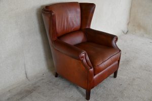 grote robuuste gebruikte oorfauteuil in old cowhide