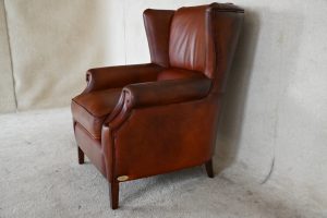 grote robuuste gebruikte oorfauteuil in old cowhide