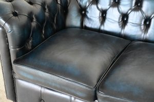 Gebruikte kleine compacte twee zits chesterfield bank