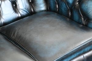 Gebruikte kleine compacte twee zits chesterfield bank