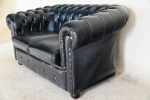 Gebruikte kleine compacte twee zits chesterfield bank