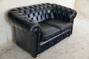 Gebruikte kleine compacte twee zits chesterfield bank