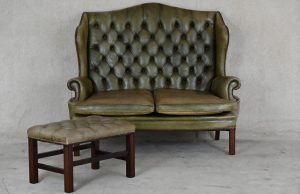 set van 2 stoelen en een 2 zits chesterfield bank gebruikt