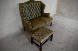 set van 2 stoelen en een 2 zits chesterfield bank gebruikt