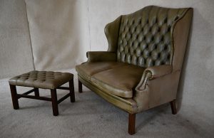 set van 2 stoelen en een 2 zits chesterfield bank gebruikt