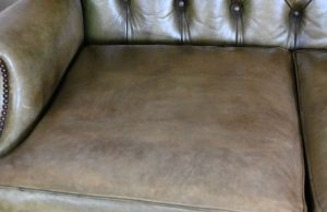 set van 2 stoelen en een 2 zits chesterfield bank gebruikt