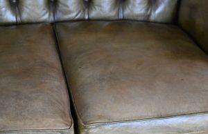 set van 2 stoelen en een 2 zits chesterfield bank gebruikt