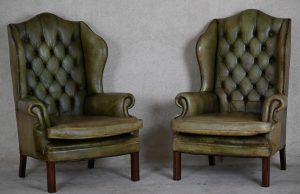 set van 2 stoelen en een 2 zits chesterfield bank gebruikt