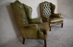 set van 2 stoelen en een 2 zits chesterfield bank gebruikt