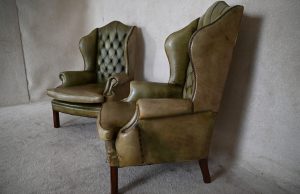 set van 2 stoelen en een 2 zits chesterfield bank gebruikt