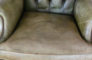 set van 2 stoelen en een 2 zits chesterfield bank gebruikt