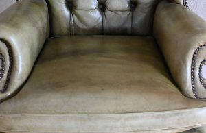 set van 2 stoelen en een 2 zits chesterfield bank gebruikt