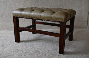 set van 2 stoelen en een 2 zits chesterfield bank gebruikt