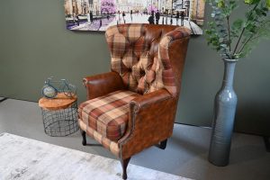 Baltimore leer met stof combinatie op een oorfauteuil