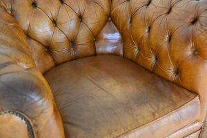 gebruikte robuuste chesterfield lowback fauteuil in hand-ingkleurd leer