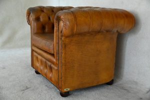 gebruikte robuuste chesterfield lowback fauteuil in hand-ingkleurd leer