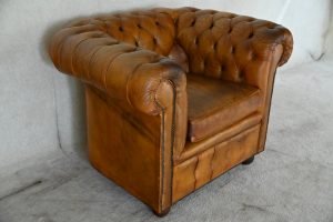 gebruikte robuuste chesterfield lowback fauteuil in hand-ingkleurd leer