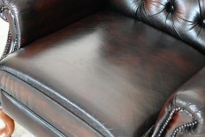 elegante kleine roestbruine chesterfield relaxfauteuil