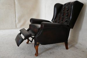 elegante kleine roestbruine chesterfield relaxfauteuil