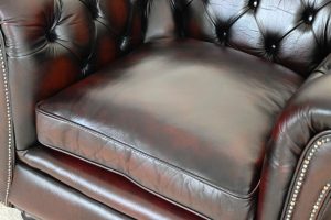 extra brede gebruikte lowback chesterfield fauteuil in rood leder.