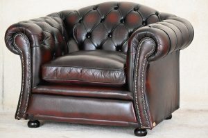 extra brede gebruikte lowback chesterfield fauteuil in rood leder.