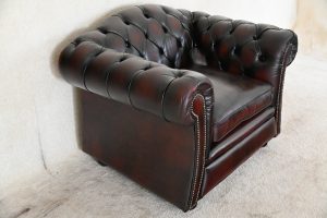 extra brede gebruikte lowback chesterfield fauteuil in rood leder.