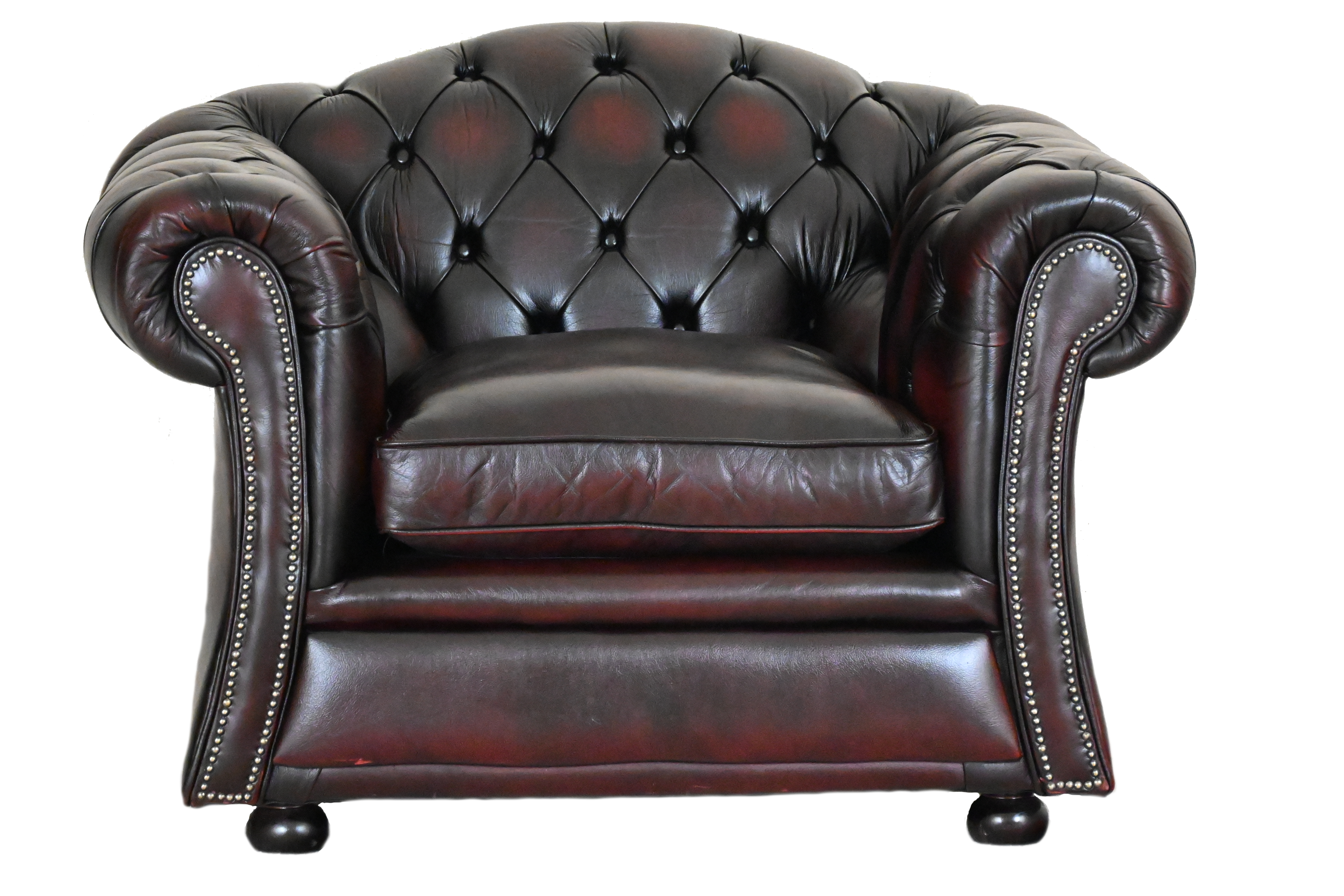 extra brede gebruikte lowback chesterfield fauteuil in rood leder.