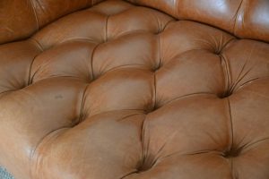 Gebruikte moderne chesterfield bank met geknoopte zitting in cognac kleur