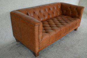 Gebruikte moderne chesterfield bank met geknoopte zitting in cognac kleur