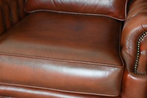 comfortabele hoge chesterfield oorfauteuil gebruikt