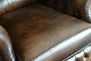 twee identieke gebruikte chesterfield oorfauteuils als combi te koop met garantie