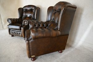 twee identieke gebruikte chesterfield oorfauteuils als combi te koop met garantie