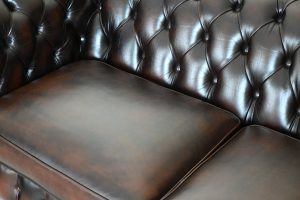 gerenoveerde driezits chesterfield met twee kussens