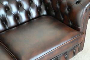 gerenoveerde driezits chesterfield met twee kussens