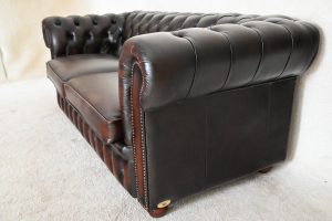 gerenoveerde driezits chesterfield met twee kussens