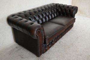 gerenoveerde driezits chesterfield met twee kussens