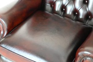 Engelse chesterfield scrollwing oorfauteuil gebruikt