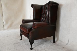 Engelse chesterfield scrollwing oorfauteuil gebruikt