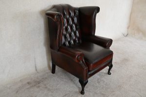 Engelse chesterfield scrollwing oorfauteuil gebruikt