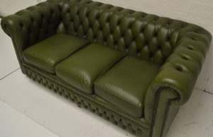 gebruikte chesterfield combi set van 2 groene banken