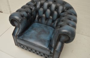 blauwe chesterfield stoel gebruikt. kan samen met poef