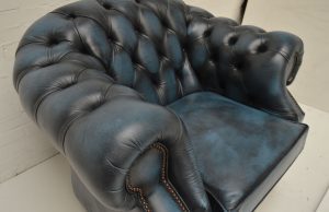 blauwe chesterfield stoel gebruikt. kan samen met poef