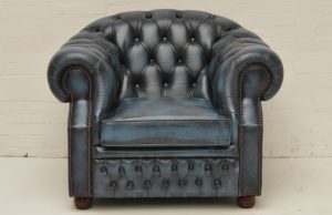 blauwe chesterfield stoel gebruikt. kan samen met poef