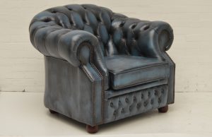 blauwe chesterfield stoel gebruikt. kan samen met poef