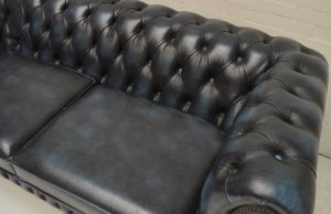 blauwe gebruikte driezits chesterfield bank met twee grote kussens