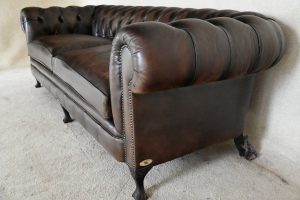 3½ zits gerenoveerde chesterfield plofbank met medium tot zacht zitcomfort