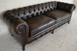 3½ zits gerenoveerde chesterfield plofbank met medium tot zacht zitcomfort