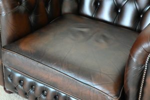 vintage gebruikte chesterfield low back chair met beperkte garantie