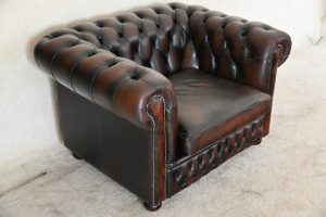 vintage gebruikte chesterfield low back chair met beperkte garantie